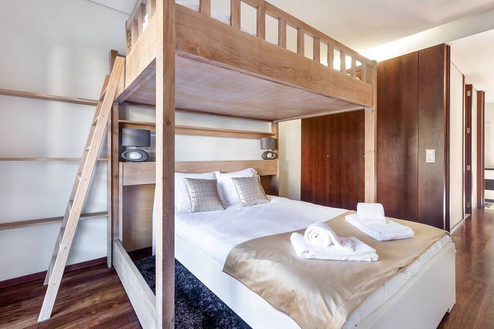 Entire apartment, Pink Apartment - Spacious Apartment with Pool in Viana do Castelo, Viana do Castelo District