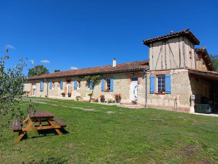 Location de vacances pour 2 personnes, avec Terrasse et Jacuzzi ainsi que Jardin et Vue dans Pompiac