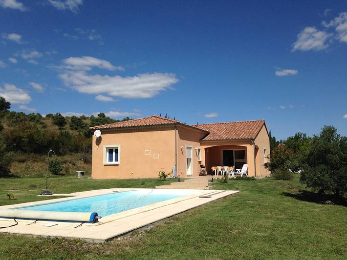 Gîte pour 5 personnes, avec jardin ainsi que terrasse et piscine