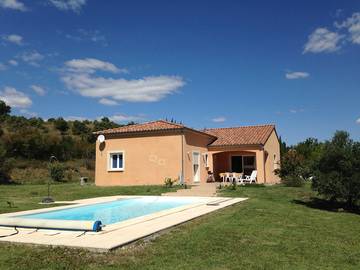 Gîte pour 5 personnes, avec terrasse ainsi que piscine et jardin à Lagorce