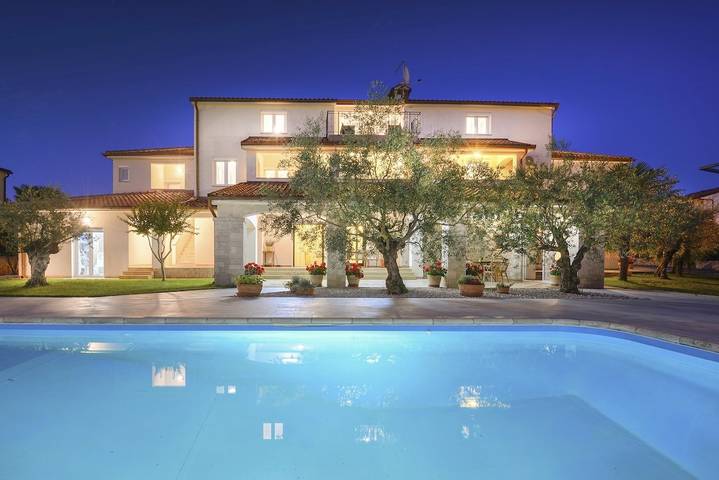 Ferienwohnung für 2 Personen, mit Balkon/Terrasse und Balkon sowie Pool in Poreč