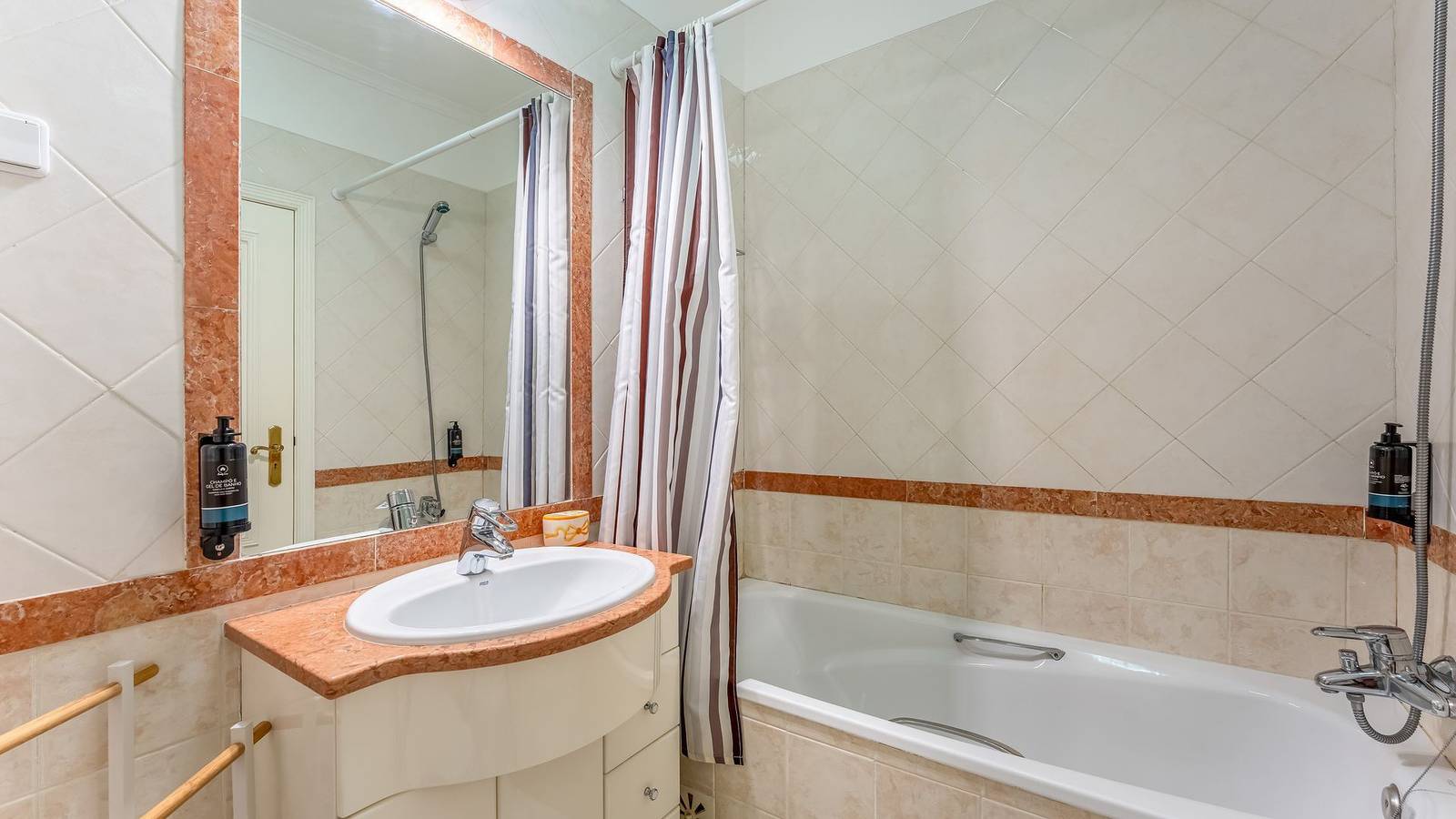 Ganze Wohnung, Ferienwohnung für 4 Personen mit Pool in Vilamoura, Quarteira