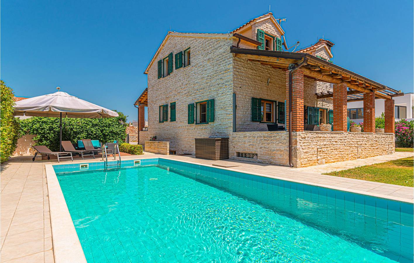 Charmantes Apartment, 2 km vom Strand entfernt: Gemütliches Apartment mit Pool und Terrasse in Vodice, Šibenik-Knin