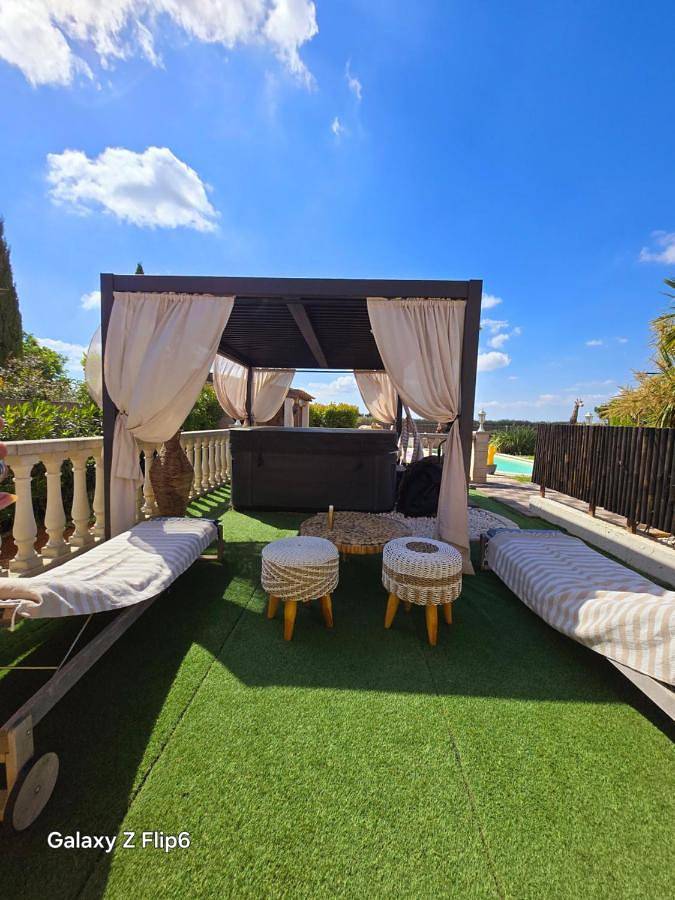 Chambre d’hôte pour 2 personnes, avec Jacuzzi et Terrasse ainsi que Jardin et Piscine à Lançon-Provence