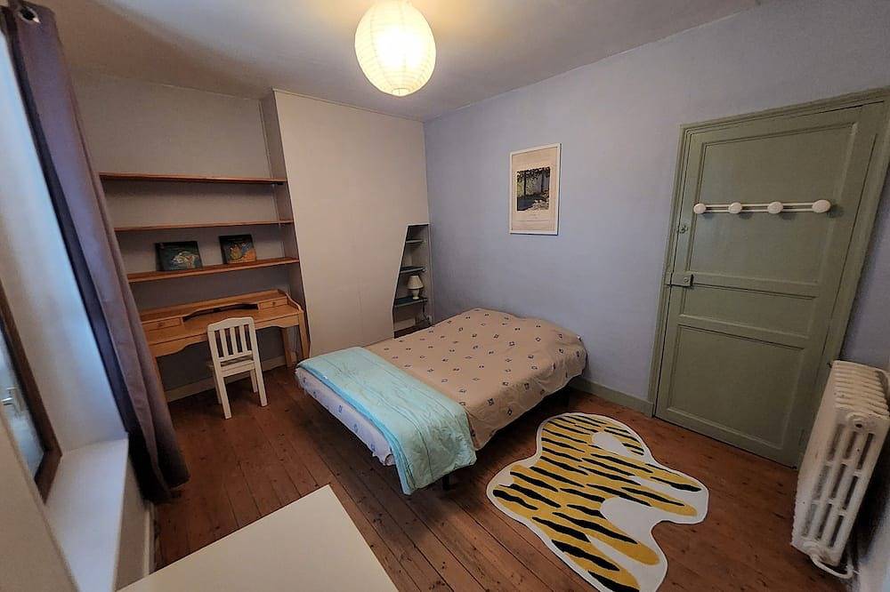 Maison 10personnes+1banquette pour 1 enfant Jardin 300M2 et barbecue avec bois in Villiers-sur-Morin, Seine-et-Marne