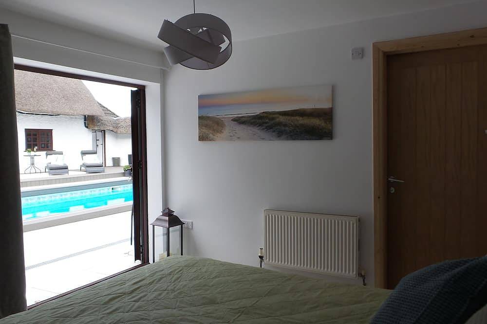 Luxury villa for 22 people with pool, jacuzzi, large garden and private pub! in Dorset
