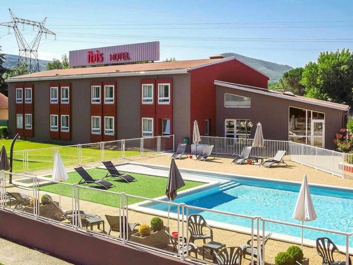 Hôtel pour 3 personnes, avec piscine ainsi que jardin et vue à Les Tourrettes