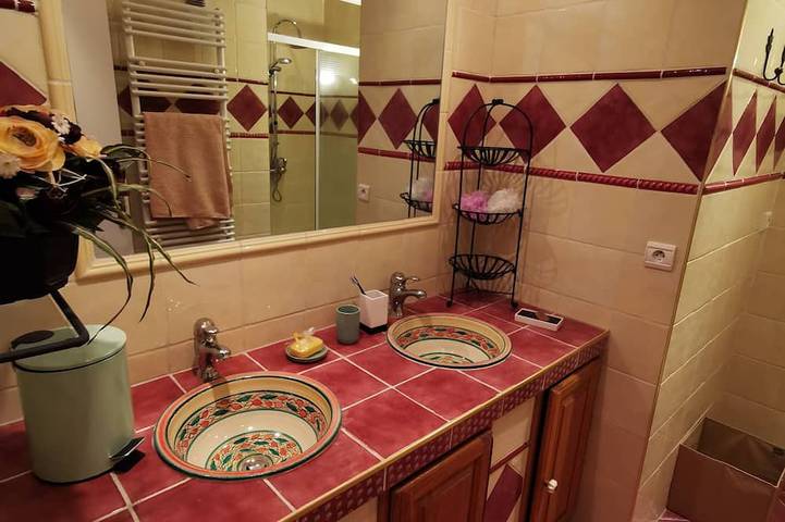 Gîte pour 6 personnes, avec jardin ainsi que terrasse et jacuzzi dans Office De Tourisme De Juan Les Pins - 4