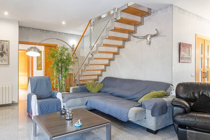 Villa 'Sol' con vistas a la montaña, Wi-Fi y aire acondicionado in Llagostera, Costa Brava