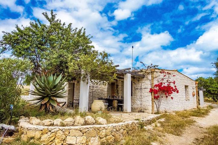 Villa for 4 people, with hot tub and terrace as well as garden, with pets - 1