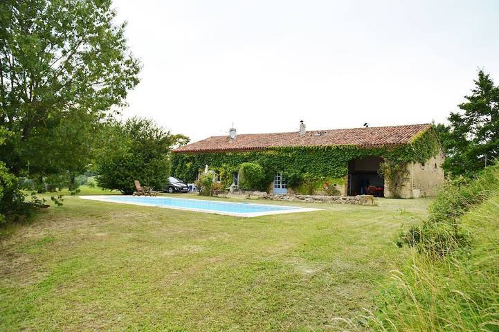 Gîte pour 6 personnes, avec Terrasse et Jardin à Auriac-sur-Vendinelle