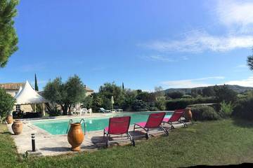 Agriturismo pour 2 personnes, avec piscine ainsi que jardin et terrasse à La Garde-Adhémar