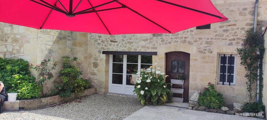 Location de vacances pour 4 personnes, avec jardin ainsi que terrasse et piscine à Izon - 2