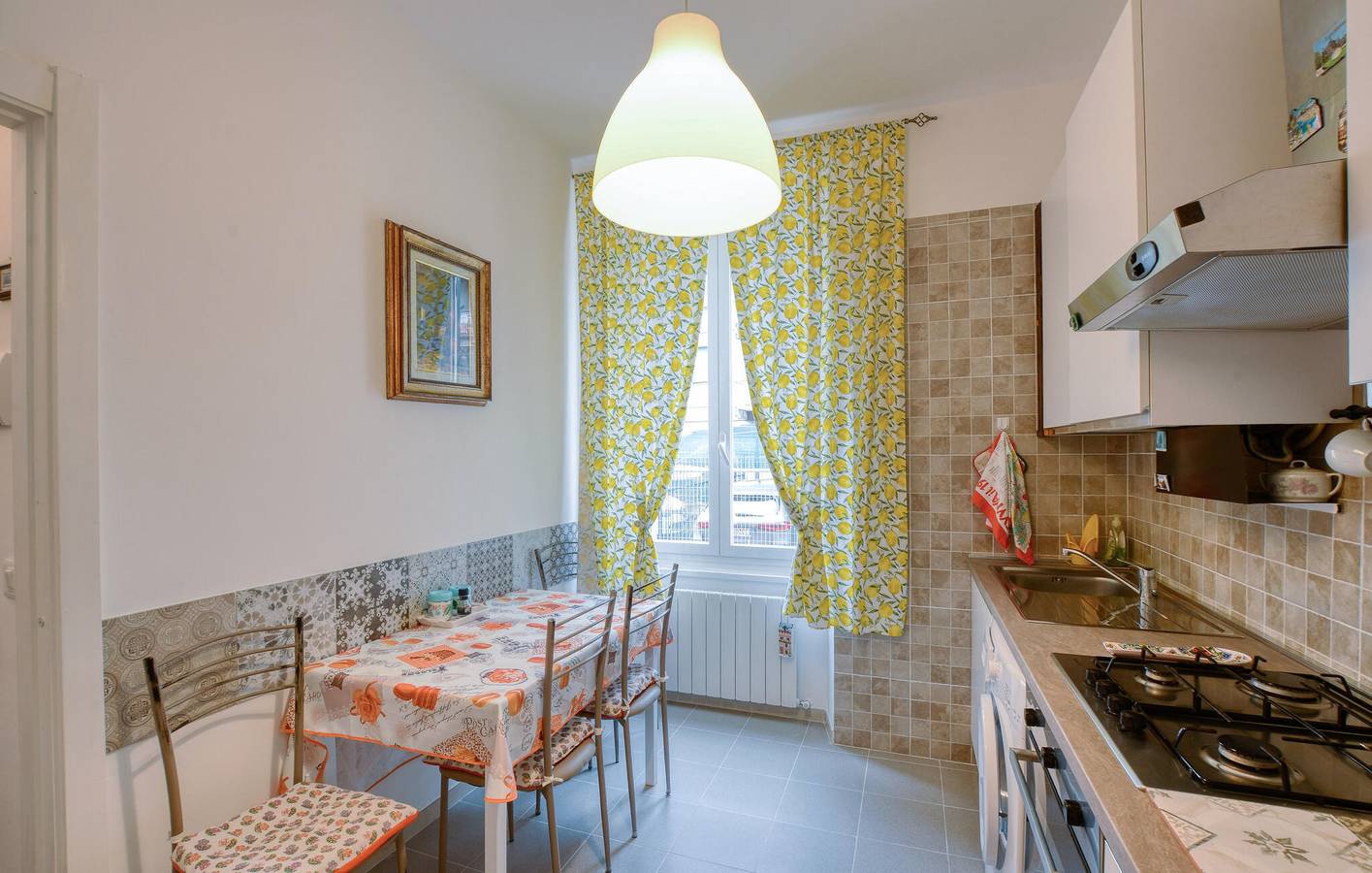 Appartamento intero, Moderno appartamento sulla spiaggia con WiFi, AC, parcheggio in Chiavari, Riviera di Levante