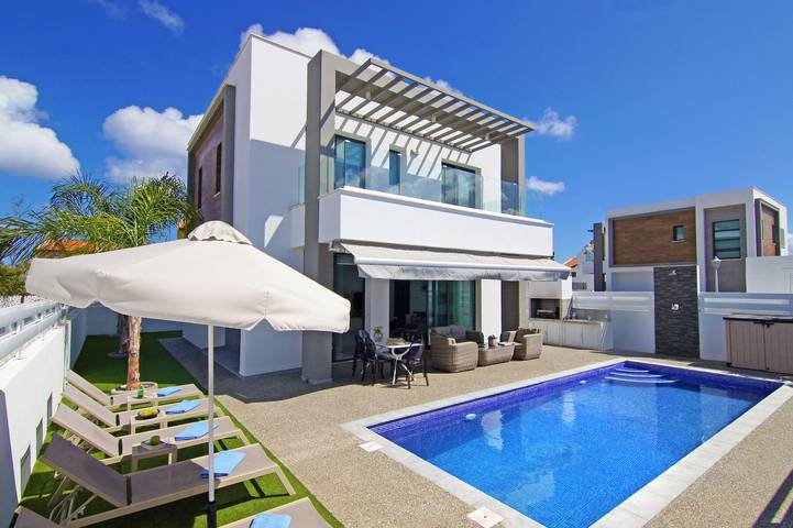 Villa für 6 Personen, mit Pool und Balkon sowie Garten - 1