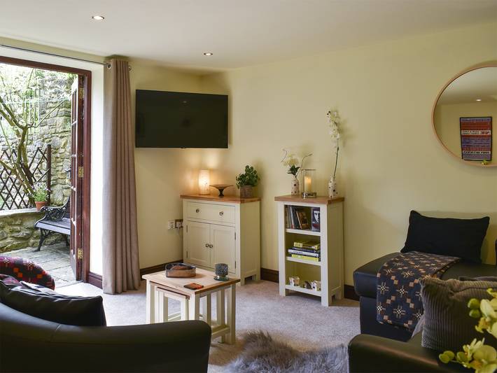 Log cabin for 2 people, with garden, with pets in Ribble Valley