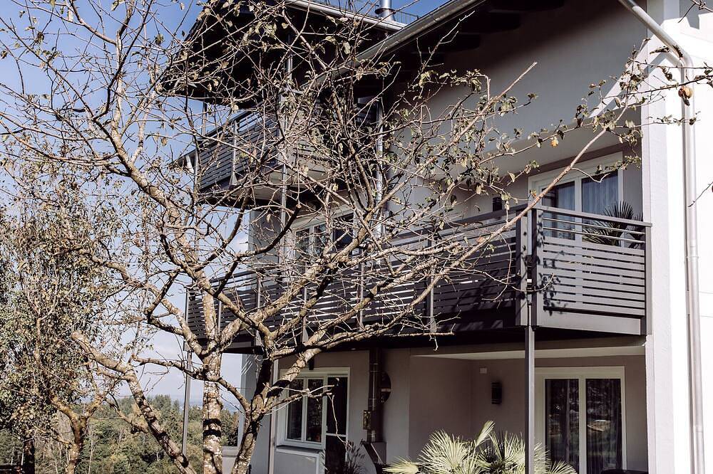 Ganze Wohnung, Ferienwohnung 3 Weitblick im 2. Obergeschoss mit Balkon in Riedering, Chiemgauer Alpen
