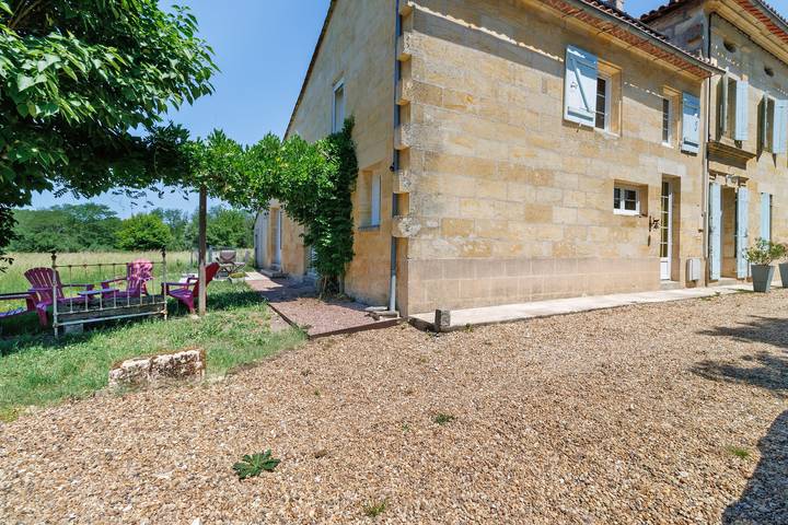 Habitación de huéspedes en Saint-Emilion con terraza y jardín compartidos, Wi-Fi in Saint-Denis-de-Pile, Región de Libourne