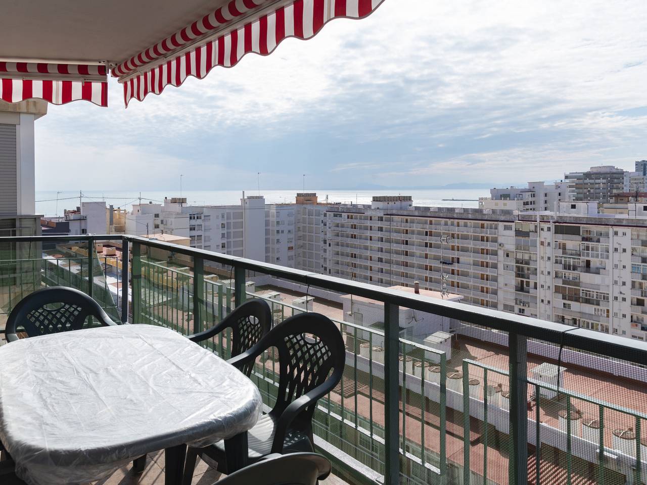 Entire apartment, 3-Bedroom Apartment for 6, Air-Con, Parking, Near Beach in Cullera in Cullera, Costa de Valencia