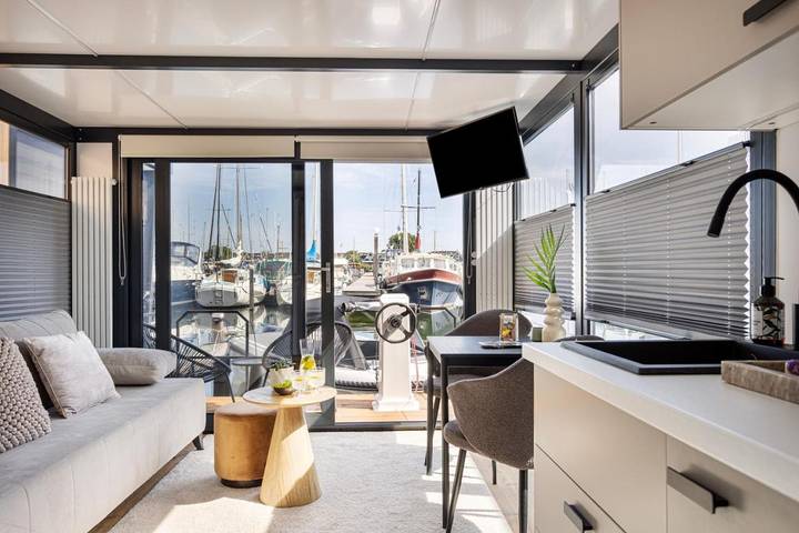 Ferienwohnung für 4 Personen, mit Balkon und Terrasse sowie Pool und Seeblick in Zeewolde