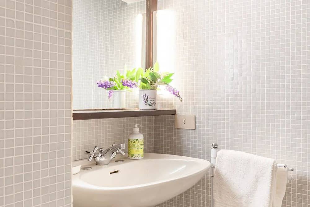 Apartamento entero, Garden Apartment with Sea view -- hilltop Medieval village, 10' from the Beach. in Castagneto Carducci, Costa Etrusca