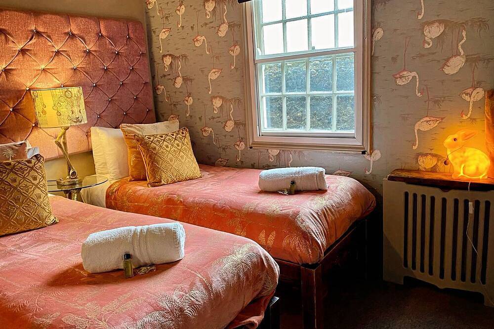 Looking Glass Cottage Magical 'Alice in Wonderland' Cottage in Brighton, Sussex