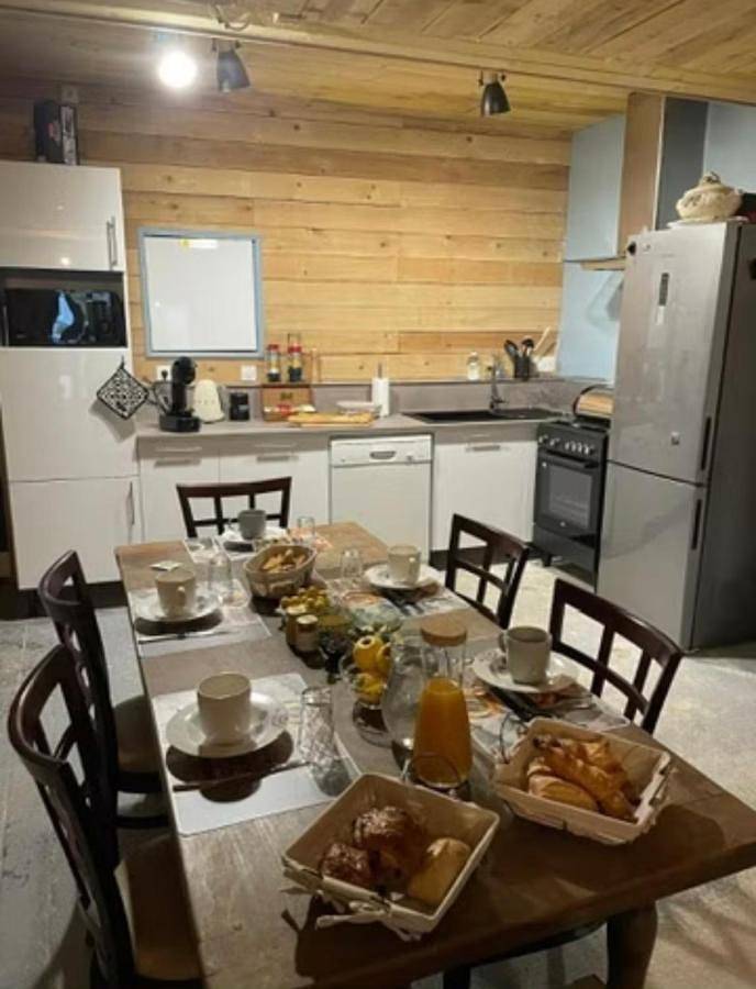 Gîte pour 6 personnes, avec Jacuzzi et Terrasse ainsi que Jardin et Bassin pour enfant à Chéu - 4