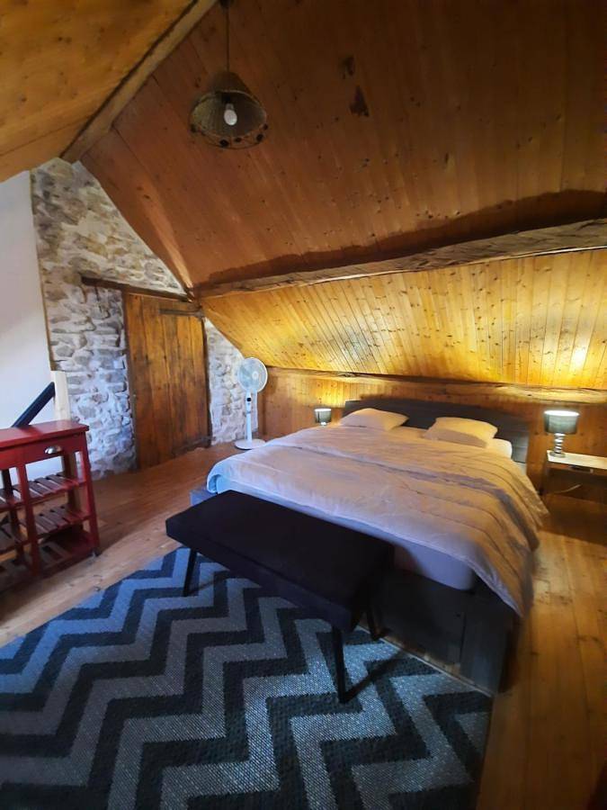 Gîte pour 4 personnes, avec jardin ainsi que piscine et jacuzzi dans Murs-et-Gélignieux - 3