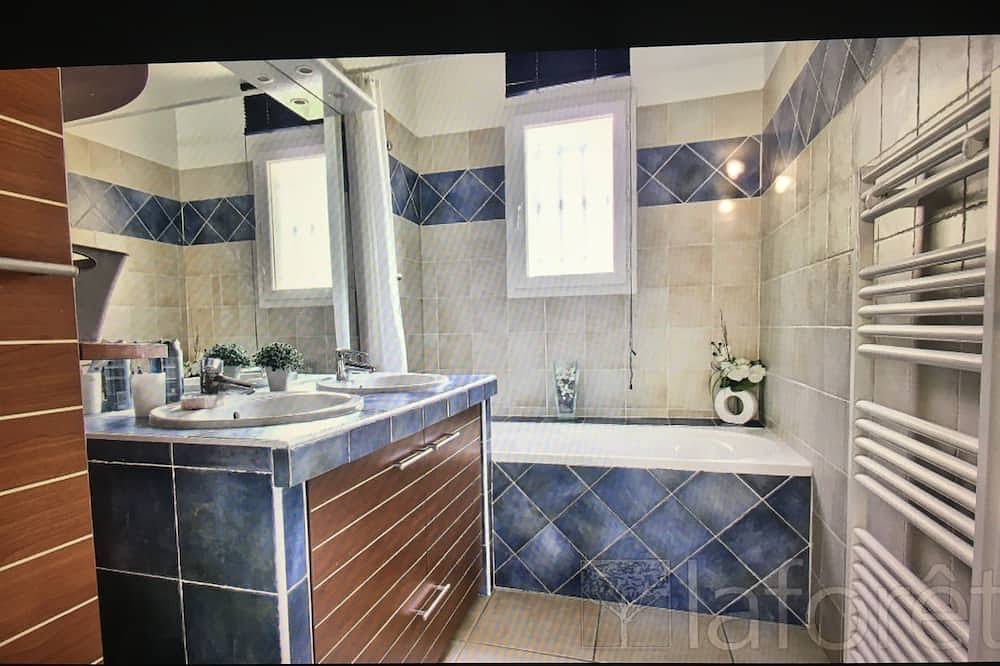 Air-conditioned villa, pool and 3 bedrooms with garden in Le Thoronet, Draguignan region