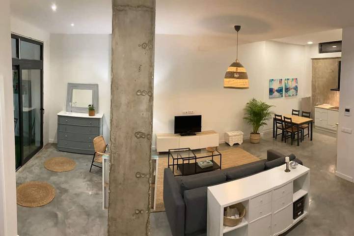 Entire apartment, Spacious and cozy apartment with courtyard near Plaza de España in Distrito Sur (Sevilla), Sevilla