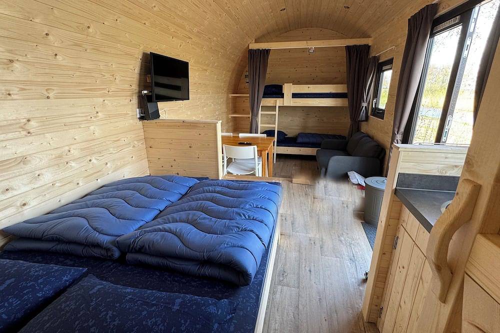 Kampeerwagon aan het water in Petten, Nederlandse Noordzeekust