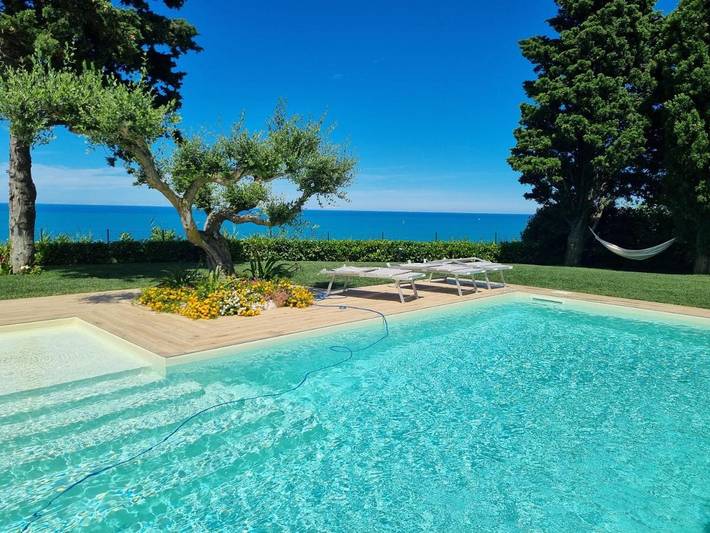 Casa vacanza per 8 persone, con Balcone e Terrazza nonché Giardino e Piscina a Torino di Sangro