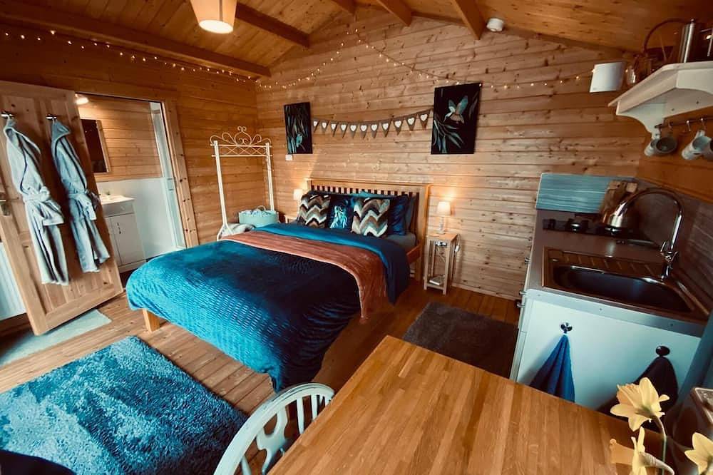 Romantic Lakeside Lodge with Hot Tub at Kingfisher Lakes Glamping in Brandesburton, East Riding of Yorkshire
