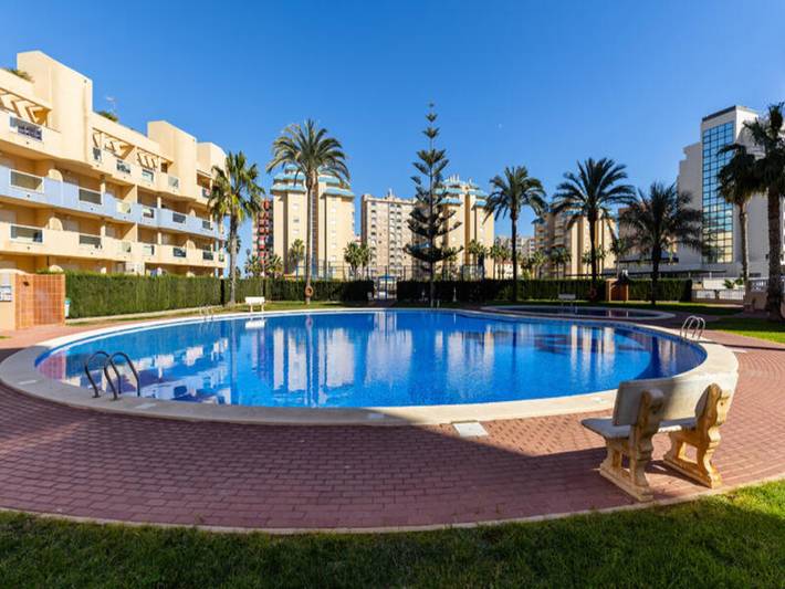 Apartamento para 10 personas, con terraza además de jardín y piscina, Familias con niños en La Manga