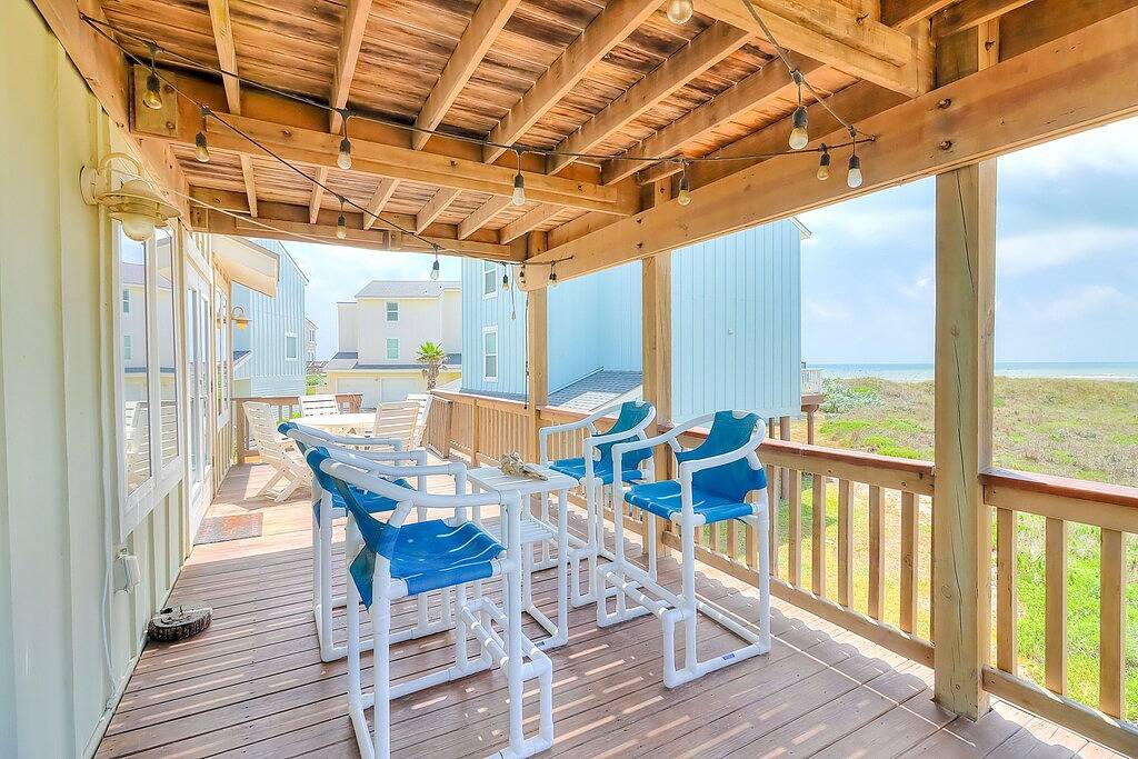 Unique Dog-Friendly Beach House w/ Deck & Gulf Views in Corpus Christi, Mustang Island