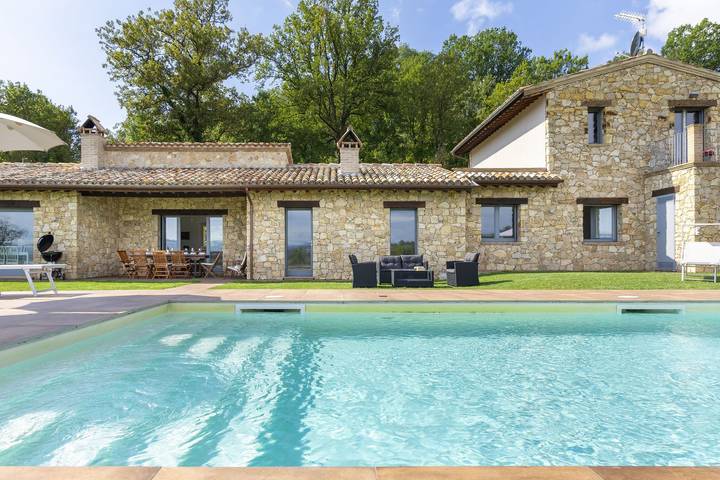 Villa für 10 Personen, mit Terrasse und Garten sowie Pool und Seeblick - 1