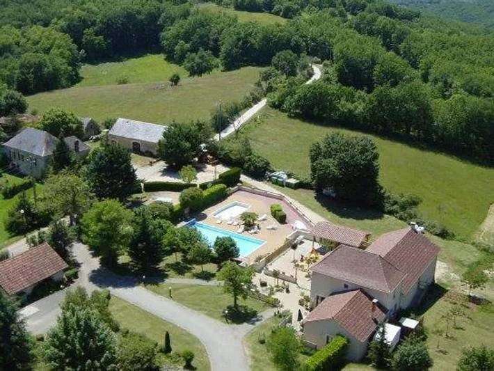 Camping pour 4 personnes, avec Jacuzzi ainsi que Bassin pour enfant et Sauna