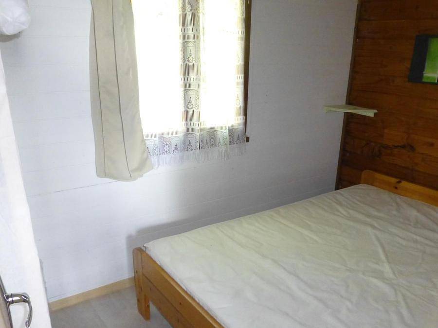 Flower Camping Les Terrasses de Dordogne - Chalet 4 personas - Chalet Standard 25m² (2 habitaciones) 2 adultos y 2 niños - Terraza cubierta 10m² - Sin sanitarios 4 personas in Rouffignac-Saint-Cernin-de-Reilhac, Périgord Noir