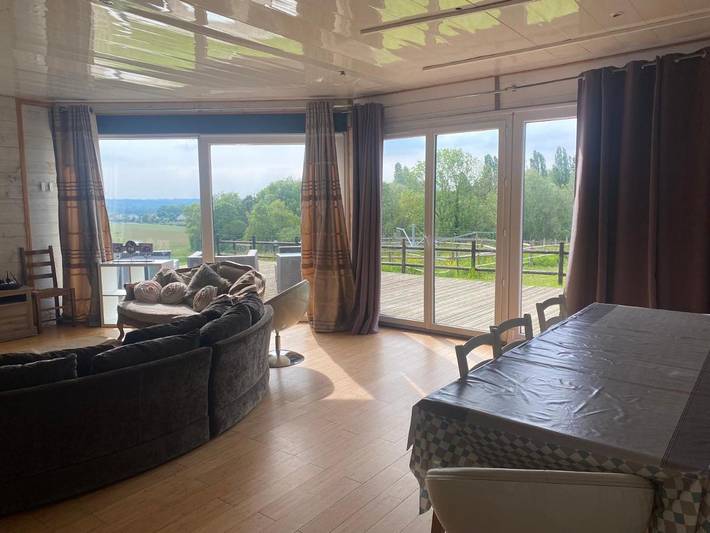 Gîte pour 8 personnes, avec jardin ainsi que vue et terrasse, animaux acceptés à Bouleurs