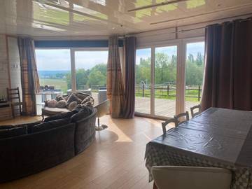 Gîte pour 8 personnes, avec vue ainsi que jardin et terrasse, animaux acceptés à Bouleurs