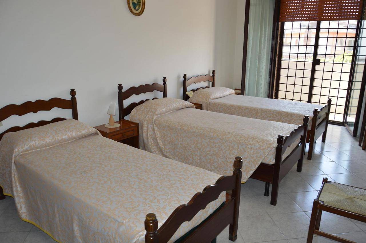 Triple Room with Private Bathroom in Casal Morena, Roma