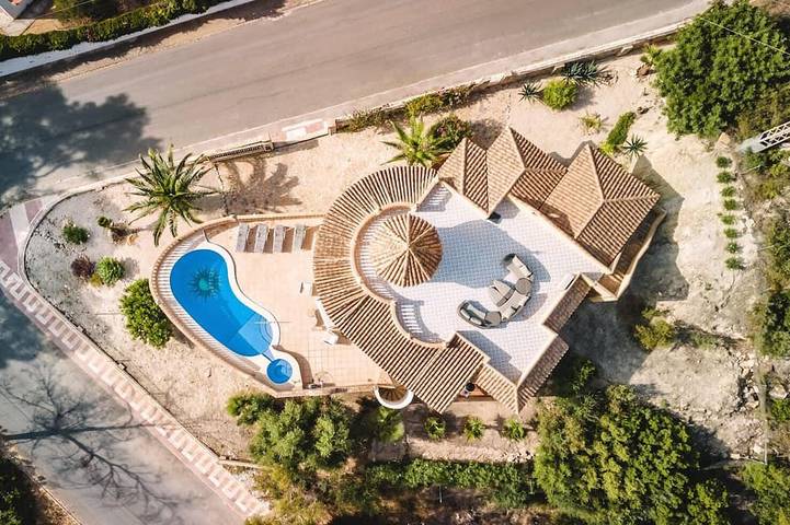 Casa rural para 6 personas, con jardín además de terraza y jacuzzi en Campello