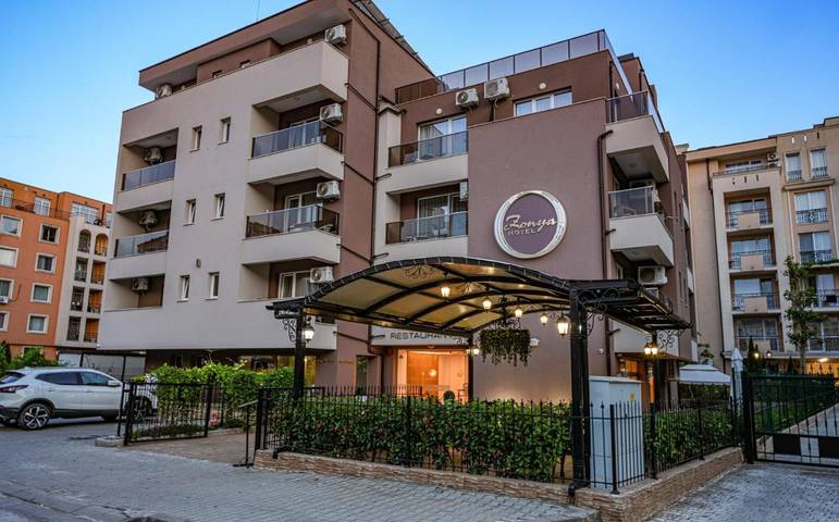 Hôtel pour 3 personnes, avec piscine ainsi que bassin pour enfant et jardin