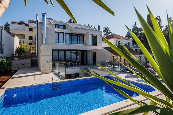Villa pour 10 personnes, avec jardin ainsi que piscine et balcon à Sutivan
