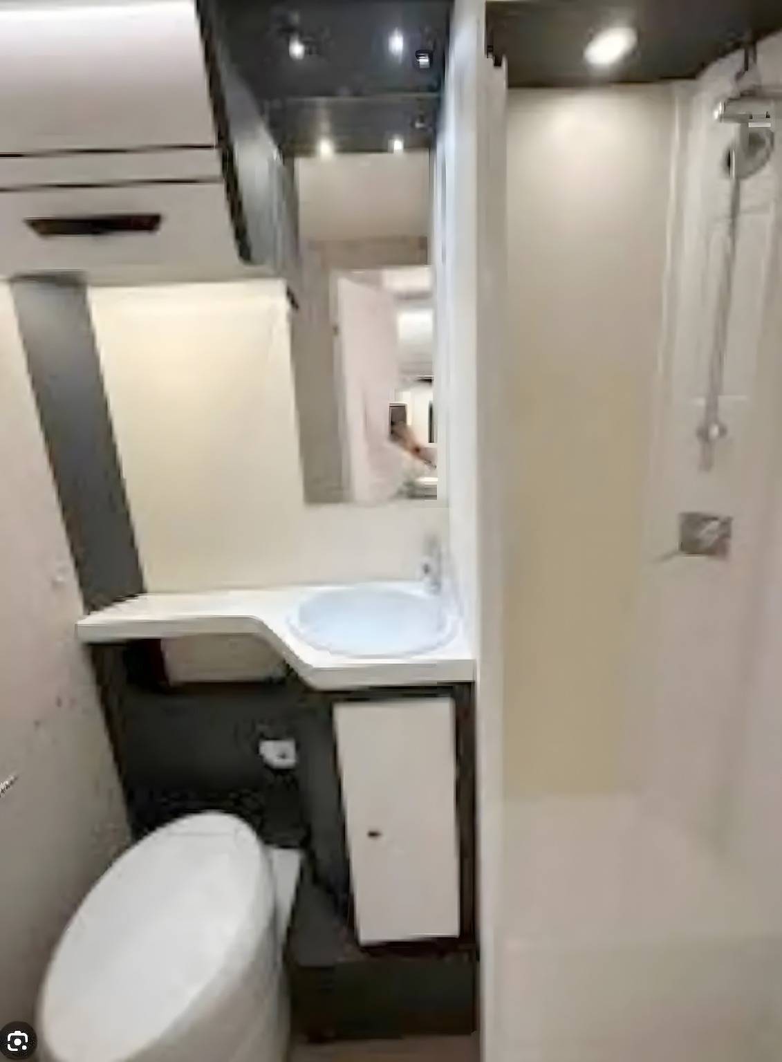 Mobil Home "Cerca De Barcelona" con vistas a la montaña, terrazas compartidas y jardín privado in Moncada y Reixach, Interior de Barcelona