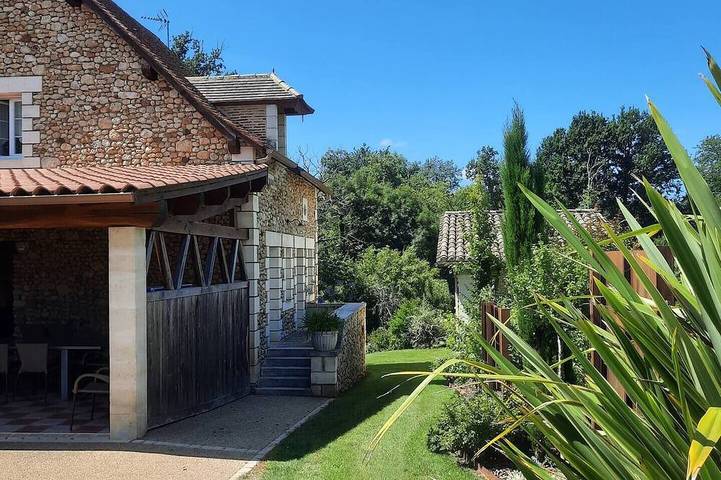 Location de vacances pour 9 personnes, avec terrasse et jardin à Beleymas