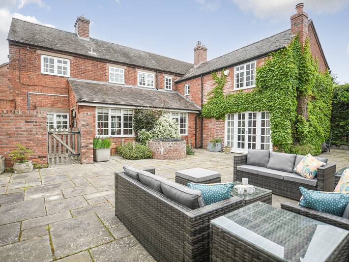Log cabin for 14 people, with Garden in Shropshire
