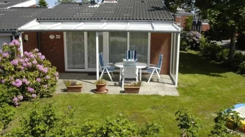 Ferienhaus für 4 Personen, mit Terrasse und Garten in Bensersiel