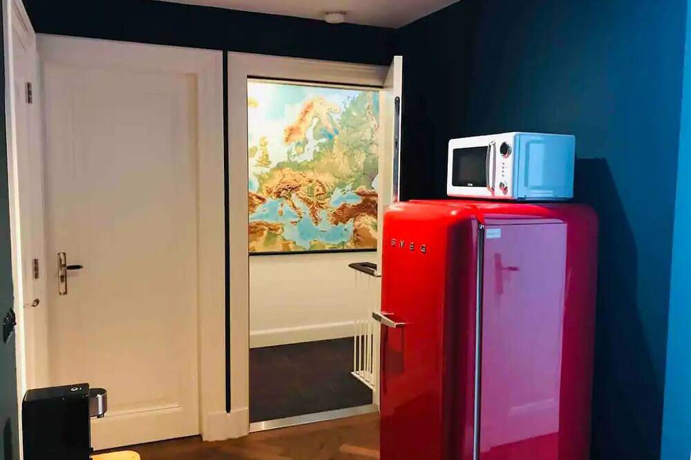 City Centre Logis Only Room with Private Bathroom. Roof Garden. in Jordaan, Dutch Coast
