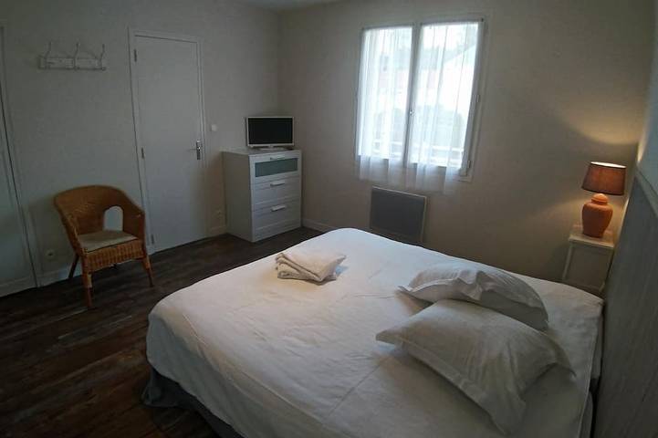 Entire apartment, Furnished apartment with all mod cons in a detached house with a garden in Bagnoles-de-l'Orne, Parc naturel régional Normandie-Maine